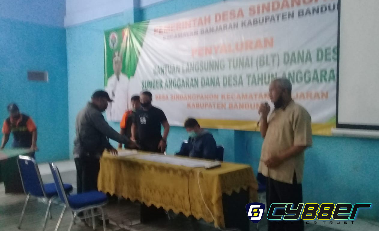 Pemdes Sidangpanon Salurkan BST pada warga Terdampak Covid-19 Gunakan Protokol Kesehatan